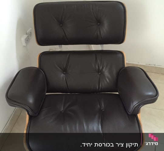 כיסא עור מרופד עם משענות ידיים